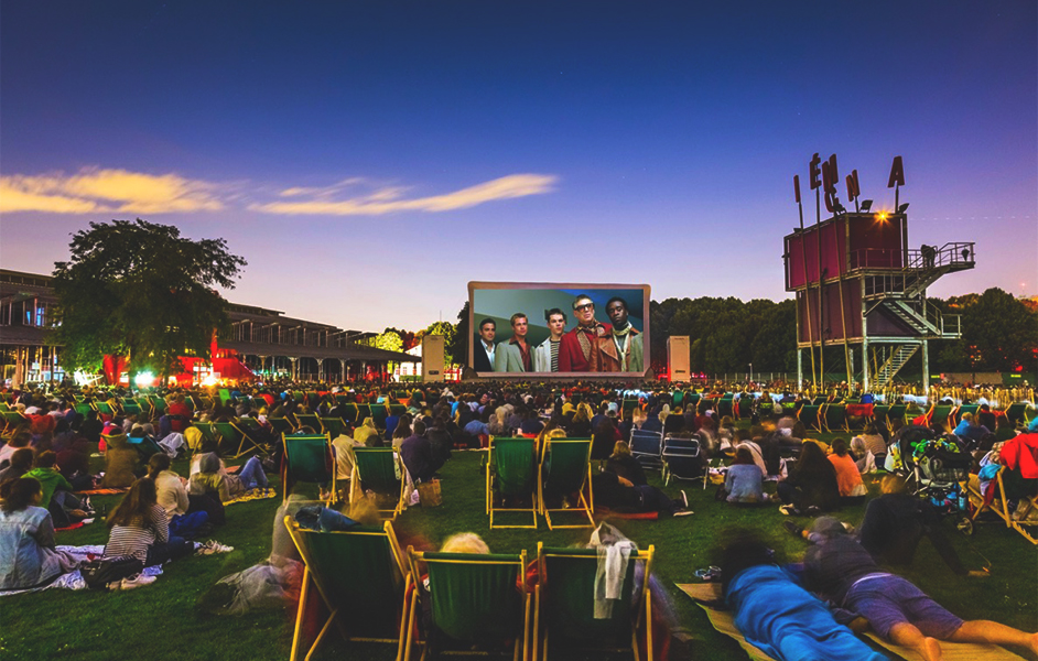 Cinema-en-Plein-Air-Festival image with crowd