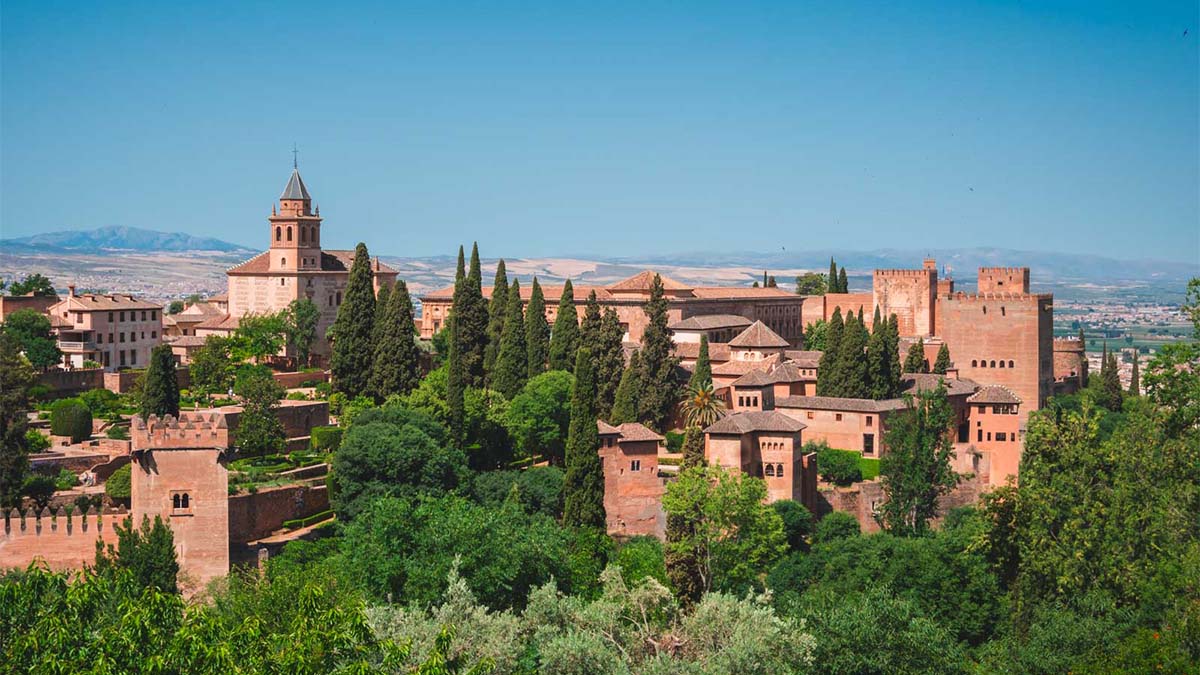 best time to visit Alhambra feature image in dron view