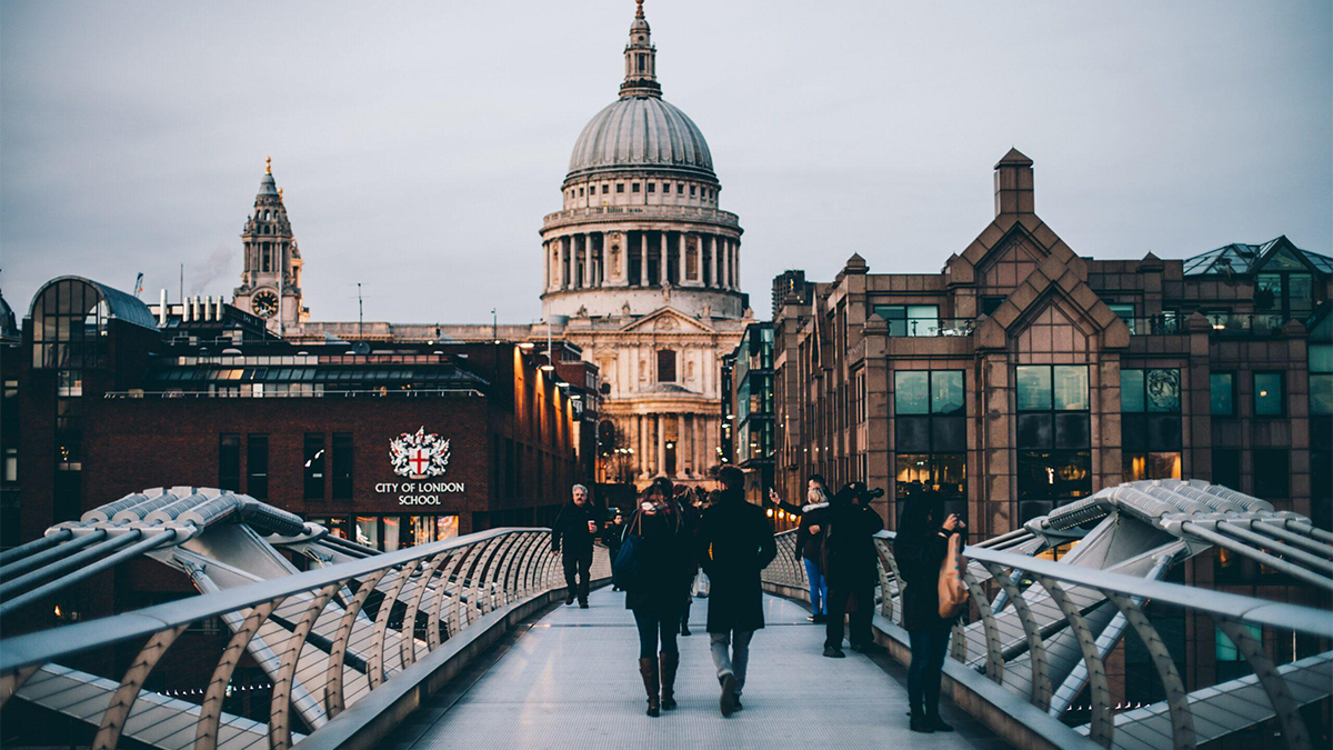 is-london-safe-for-solo-female-travellers featured image