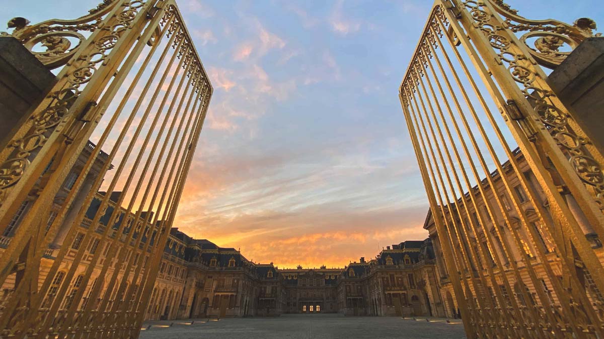 palace of versailles history -Palace of Versailles with golden gates and main courtyard, representing its historical grandeur