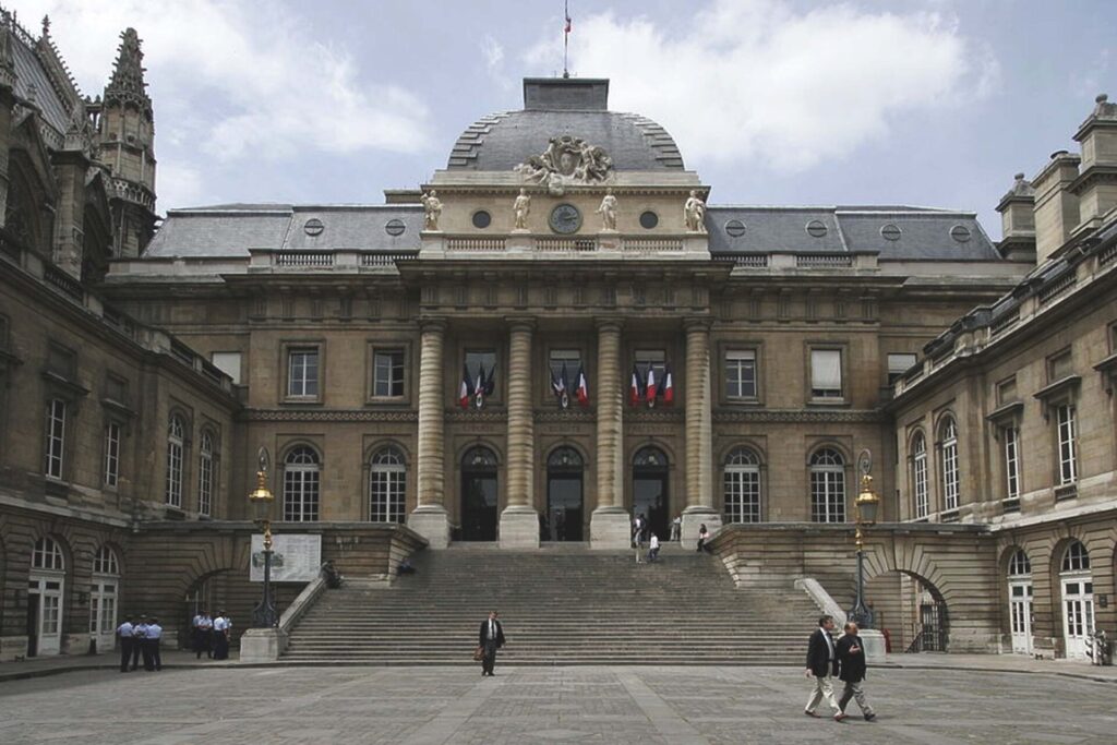 Must see landmarks between Louvre and Notre Dame - Palais de Justice