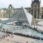 louvre-museum-tickets outside visitors
