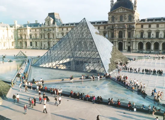 louvre-museum-tickets outside visitors