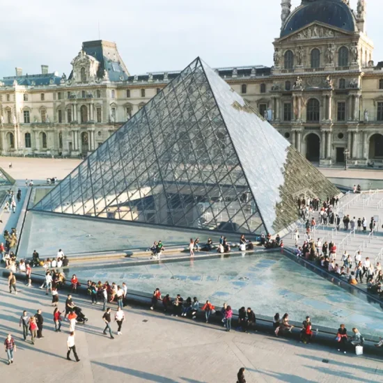 louvre-museum-tickets outside visitors