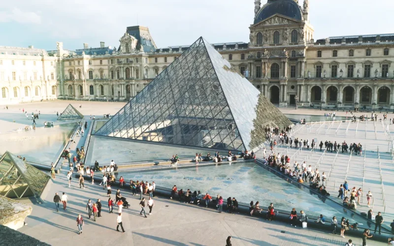 louvre-museum-tickets outside visitors
