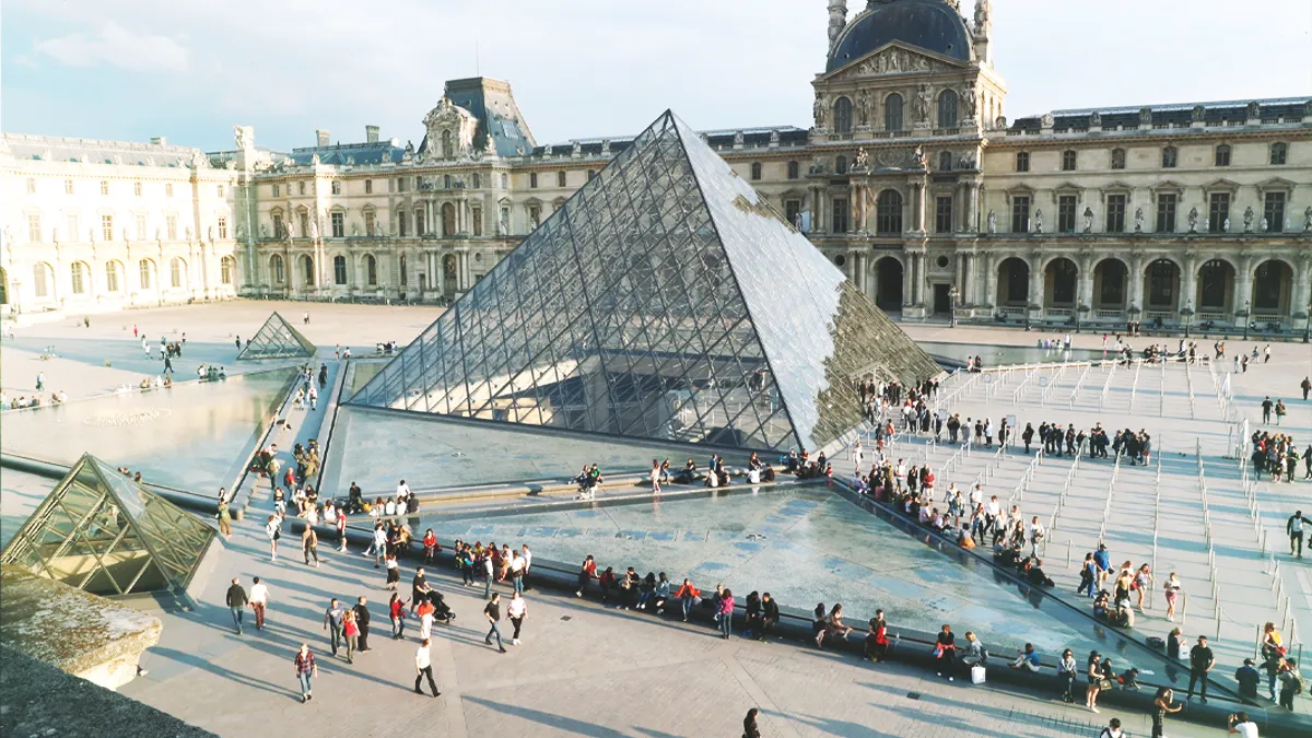 louvre-museum-tickets outside visitors