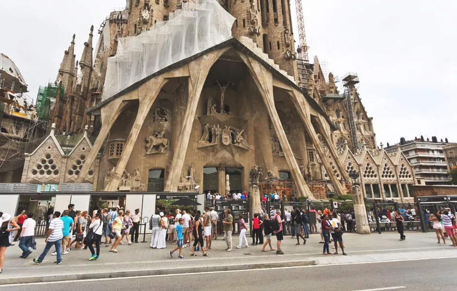 Women, men, kids in sagrada familia