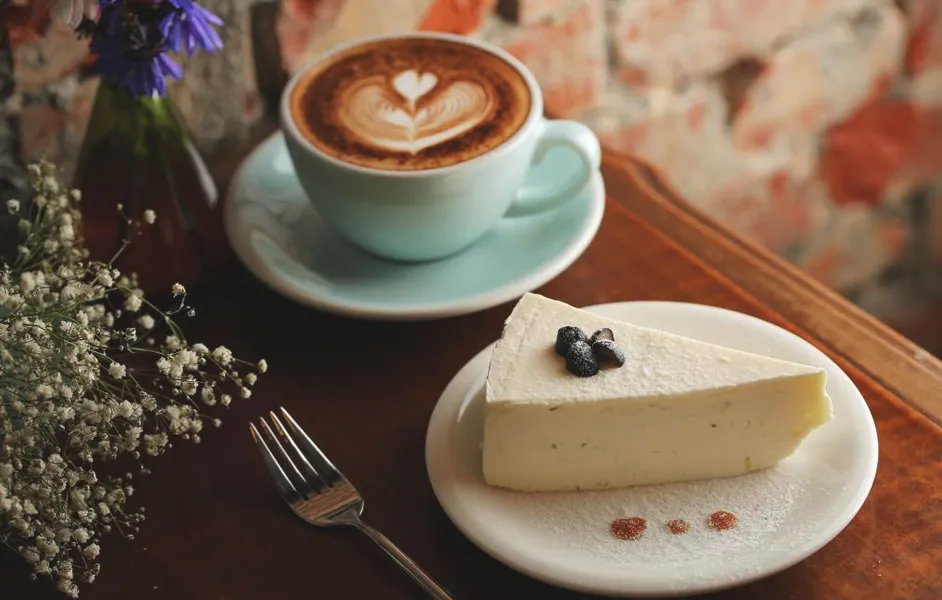 Coffee with dessert - restaurants near La Sagrada Familia