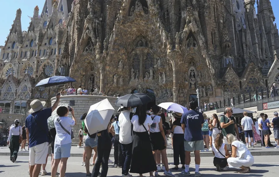 Crowds entering during Sant Jordi Day