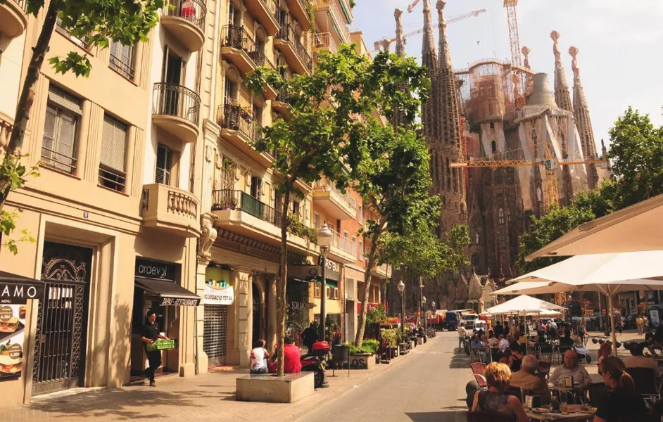 Street view, busy restaurant scene